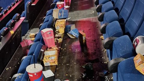Kleve: Popcorn und Getränke liegen in einer noch nicht gereinigten Reihe eines Kinosaals verstreut