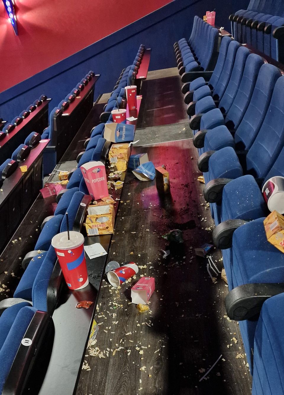 Kleve: Popcorn und Getränke liegen in einer noch nicht gereinigten Reihe eines Kinosaals verstreut
