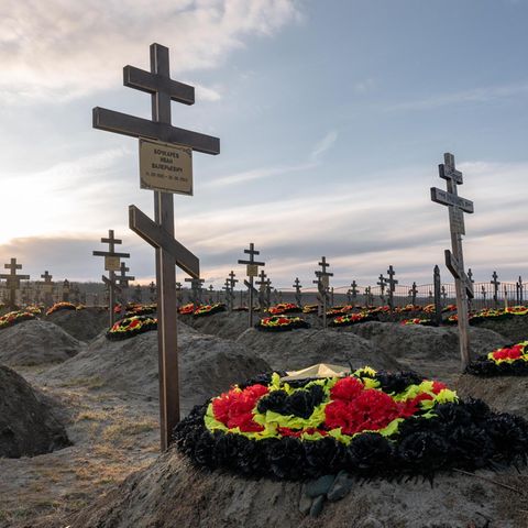 Ein Friedhof mit aufgestellten Kreuzen in der Krasnodarsk Region im Süden Russlands