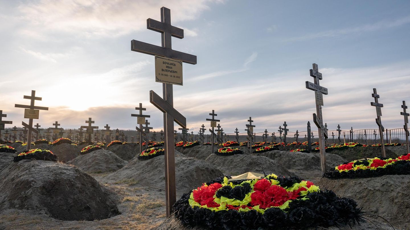 Der Einfluss der Söldnergruppe Wagner aus Russland Ein Friedhof mit aufgestellten Kreuzen in der Krasnodarsk Region im Süden Russlands