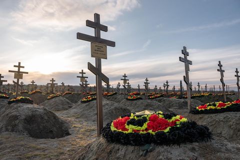 Ein Friedhof mit aufgestellten Kreuzen in der Krasnodarsk Region im Süden Russlands
