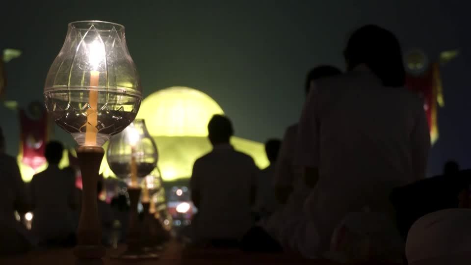 Video: Feiertag in Thailand: 100.000 Kerzen bringen Tempel zum Glühen
