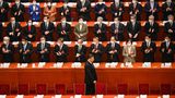 Peking, China. Wenn Chinas Präsident Xi Jinping zum Nationalen Volkskongress erscheint, dann steht in der Großen Halle des Volkes das gesamte Plenum und applaudiert. In seiner Rede hat er nach Angaben von Staatsmedien eine "Unterdrückung" seines Landes durch die USA angeprangert. Die westlichen Länder hätten China unter US-Führung "rundum abgeschottet, eingekreist und unterdrückt, was die Entwicklung unseres Landes vor noch nie dagewesene Herausforderungen gestellt hat", sagte Xi laut einem Bericht der staatlichen Nachrichtenagentur Xinhua. Da sieht sich eine Großmacht offenbar in der Opferrolle.