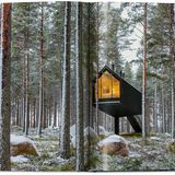 Durch das raumhohe Fenster lässt sich die Landschaft überblicken. Dusche und Küche befinden sich in einem rotierenden Kern in der Mitte der 30 Quadratmeter großen Hütte. 