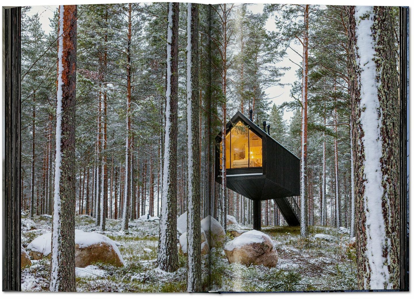 Durch das raumhohe Fenster lässt sich die Landschaft überblicken. Dusche und Küche befinden sich in einem rotierenden Kern in der Mitte der 30 Quadratmeter großen Hütte. 