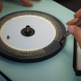 Swatch Moonswatch Bioceramic Moonshine Gold Zeiger