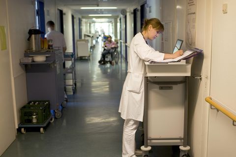 Blick in einen Krankenhausflur