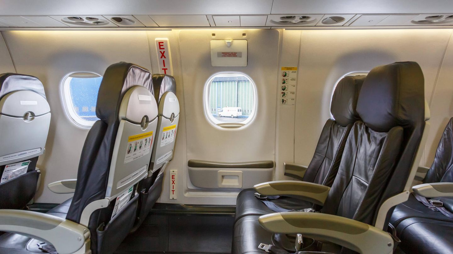 Leere Sitzreihen und Tür in Flugzeug