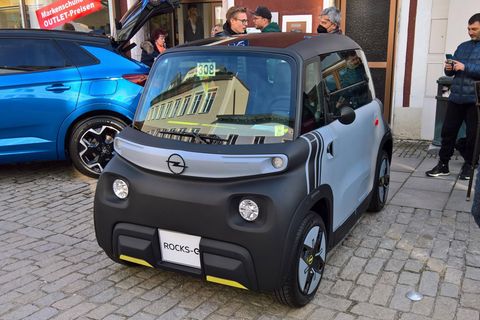 Das Mircocar Opel Rocks-e ist auf einer Messe ausgestellt