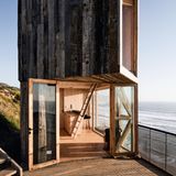 Dieses Haus der Architekten Felipe Croxatto und Nicolas Opazo steht an einer steil abfallenden Küste. Aus den Fenstern der Küche fällt der Blick auf den 80 Meter tiefer liegenden Ozean. Das Schlafzimmer im Obergeschoss ist über eine Leiter zu erreichen. Insgesamt gibt es zwei Häuser dieser Art. Sind sind nach lokalen Vogelarten benannt. 