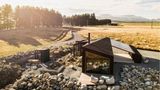 50 Quadratmeter misst die Wohnfläche dieses Hauses, das im Örtchen Twizel in Neuseeland steht. Mit dieser Minilodge wollte sich der Bauherr einen Rückzugsort nahe der Ben Ohau Range schaffen. Die Raumwinkel wurden so berechnet, dass sich aus jedem Zimmer eine andere Aussicht darbietet. Das kreisrunde Oberlicht über dem Bett gibt zum Beispiel die Sicht auf das Mackenzie Aoraki International Dark Sky Reserve frei. Für die Innenräume verwendete der Architekt Barry Connor helles Buchensperrholz, das mit schwarzen Details einen Kontrast bildet. 