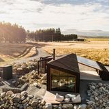 50 Quadratmeter misst die Wohnfläche dieses Hauses, das im Örtchen Twizel in Neuseeland steht. Mit dieser Minilodge wollte sich der Bauherr einen Rückzugsort nahe der Ben Ohau Range schaffen. Die Raumwinkel wurden so berechnet, dass sich aus jedem Zimmer eine andere Aussicht darbietet. Das kreisrunde Oberlicht über dem Bett gibt zum Beispiel die Sicht auf das Mackenzie Aoraki International Dark Sky Reserve frei. Für die Innenräume verwendete der Architekt Barry Connor helles Buchensperrholz, das mit schwarzen Details einen Kontrast bildet. 