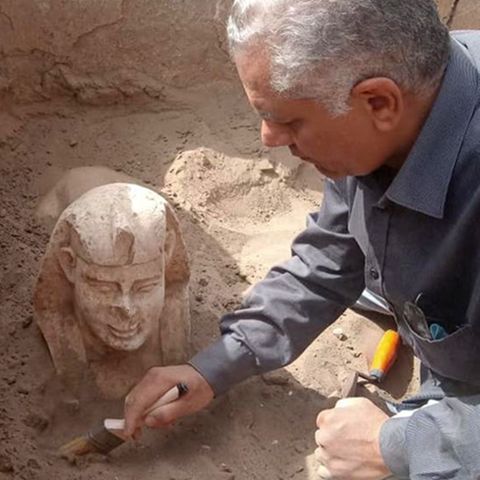 Einer der Forscher neben der Mini-Sphinx