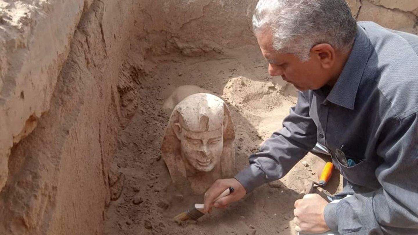 Einer der Forscher neben der Mini-Sphinx