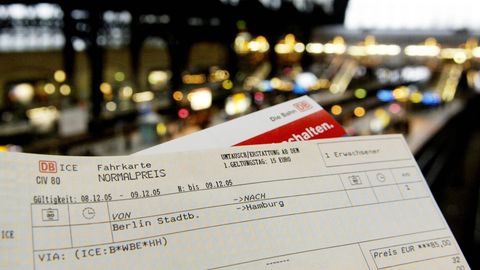 Fernverkehrsfahrkarte der Deutschen Bahn (Archivbild)