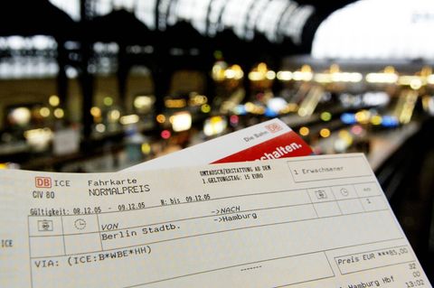 Fernverkehrsfahrkarte der Deutschen Bahn (Archivbild)