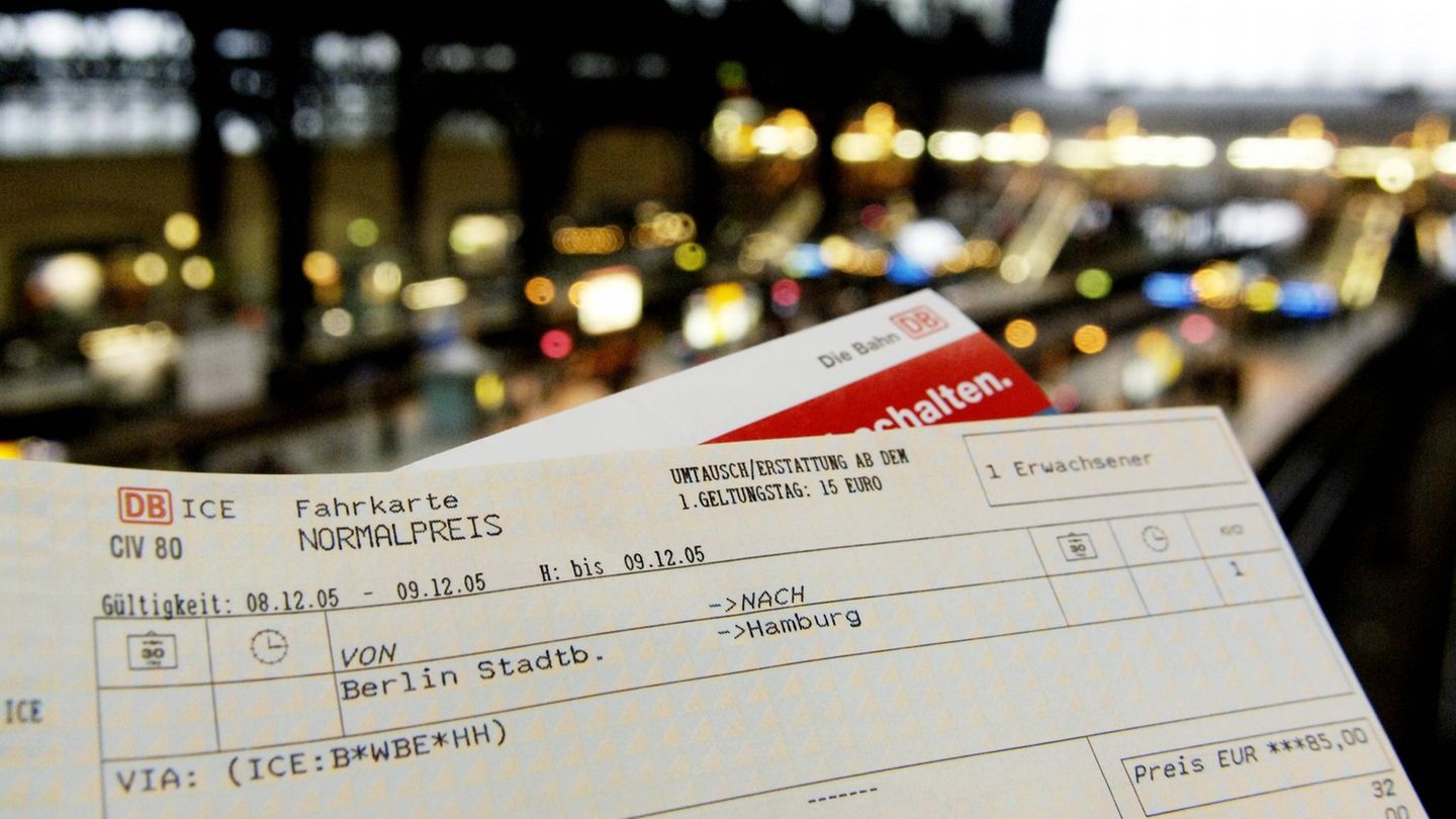 Fernverkehrsfahrkarte der Deutschen Bahn (Archivbild)