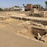 Die Ausgrabungsstätte mit Sphinx unten rechts im Bild