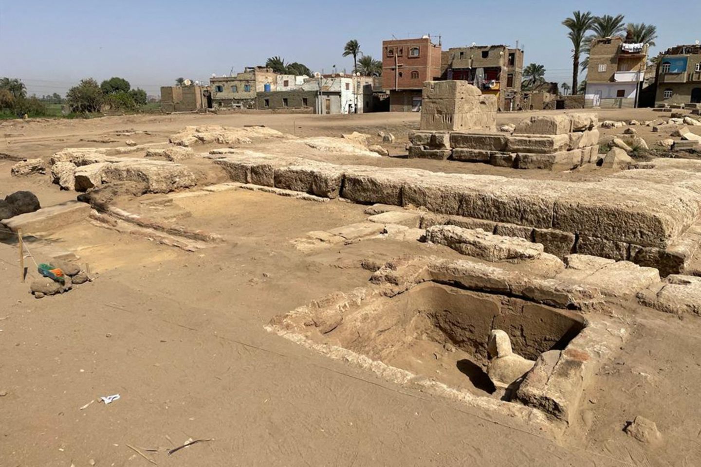Die Ausgrabungsstätte mit Sphinx unten rechts im Bild