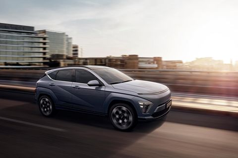 Der Hyundai Kona fährt auf einer Straße
