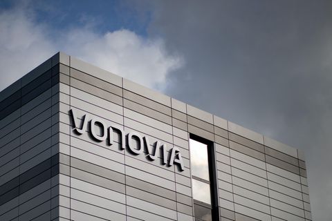 An einem rechteckigen Gebäude mit grauer Fassadenverkleidung hängt der weiße Schriftzug "Vonovia"
