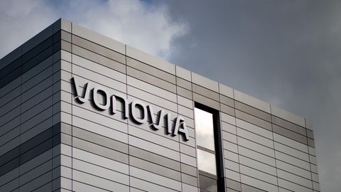 An einem rechteckigen Gebäude mit grauer Fassadenverkleidung hängt der weiße Schriftzug "Vonovia"
