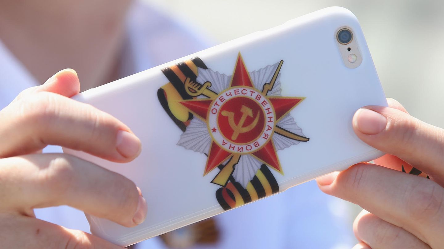 Smartphone mit Hülle, darauf ein patriotisches Symbol