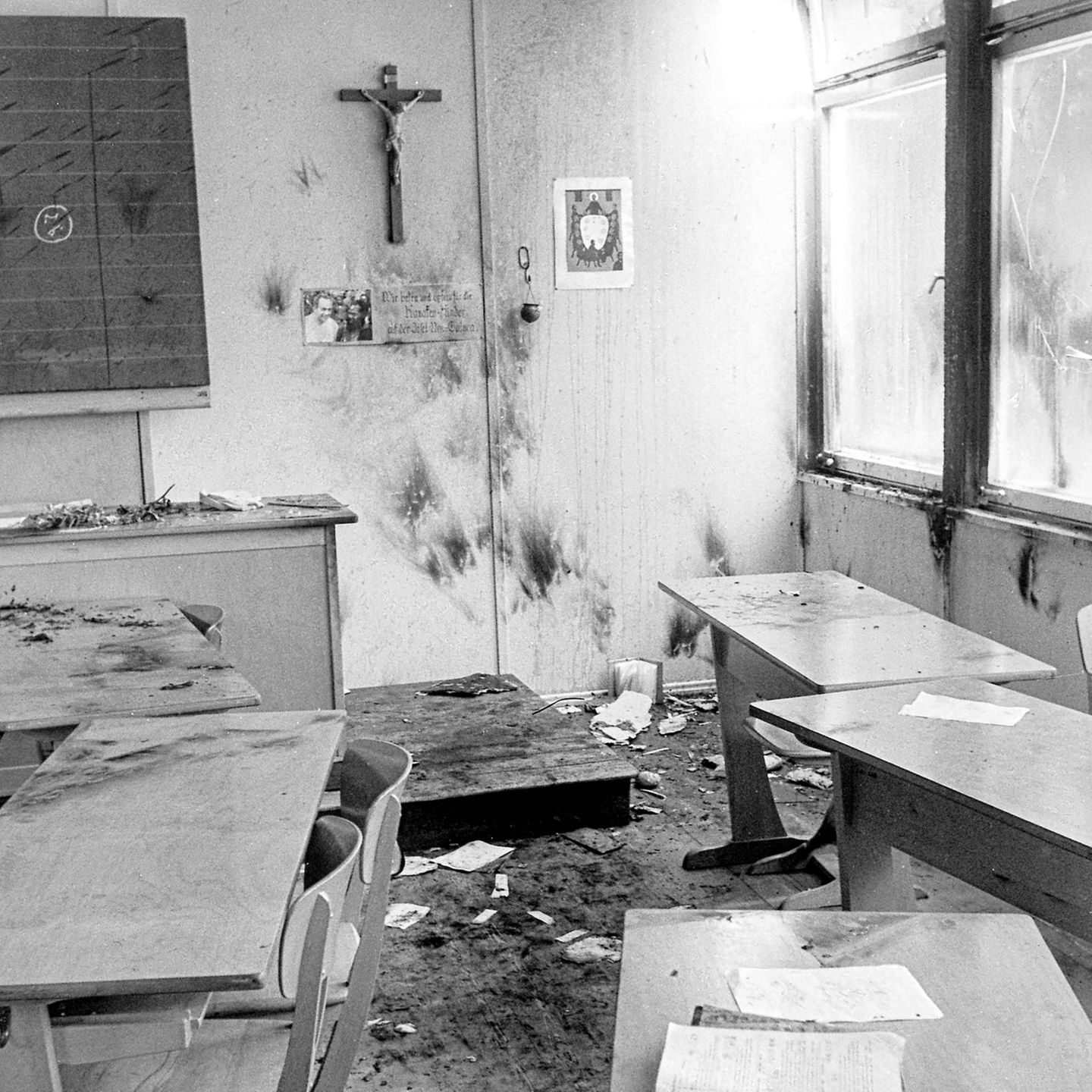 Blick in das zerstörte Klassenzimmer Blick in das zerstörte Klassenzimmer