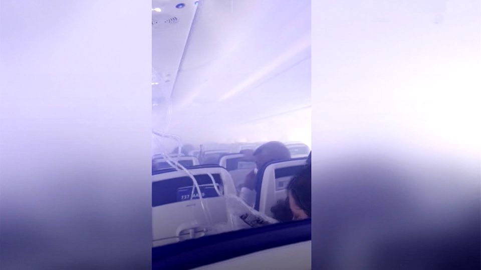 Nach Vogelschlag: Flugzeug-Kabine füllt sich mit Rauch
