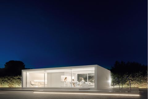 Der spanische Architekt Fran Silvestre hat in seinem Portfolio eine breite Auswahl an modernen, weitgehend automatisierten Häusern. Die Häuser der Reihe NIU sind im Wesentlichen Fertigkonstruktionen. Das hier gezeigte Modell N70 misst 70 Quadratmeter und kostet 151.200 Euro. 