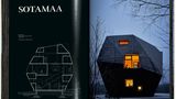 Dieses dreistöckige Hau steht auf einem nur zu Fuß erreichbarem Waldgrundstück in Ostfinnland. Von außen macht das Werk des finnischen Architekten Kivi Sotamaa seinem Namen alle Ehren. Im Inneren gleicht das "Meteorite" einem Traum aus Holz. Die Decke des zentralen Atriums bildet ein zehn Quadratmeter großes, elektrisch beheiztes Fenster, das selbst im Winter freien Blick in den Sternenhimmel bietet. 