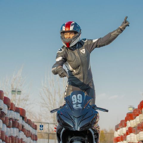 Iran: Eine Frau fährt Motorrad und freut sich