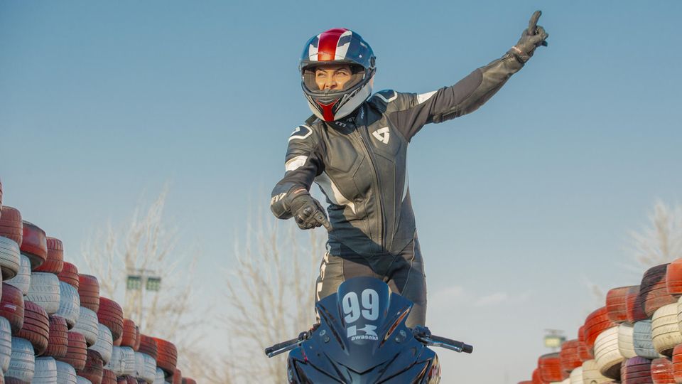 Iran: Eine Frau fährt Motorrad und freut sich