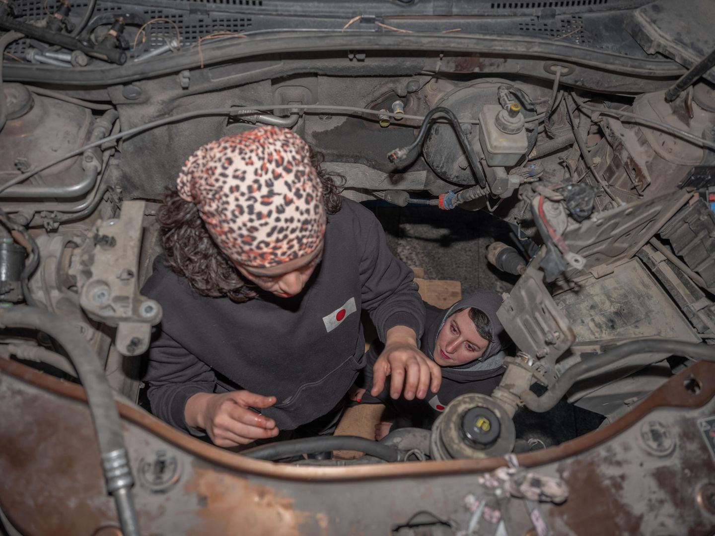 Iran: Zwei Frauen reparieren den Kühler eines Autos