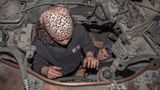 Iran: Zwei Frauen reparieren den Kühler eines Autos