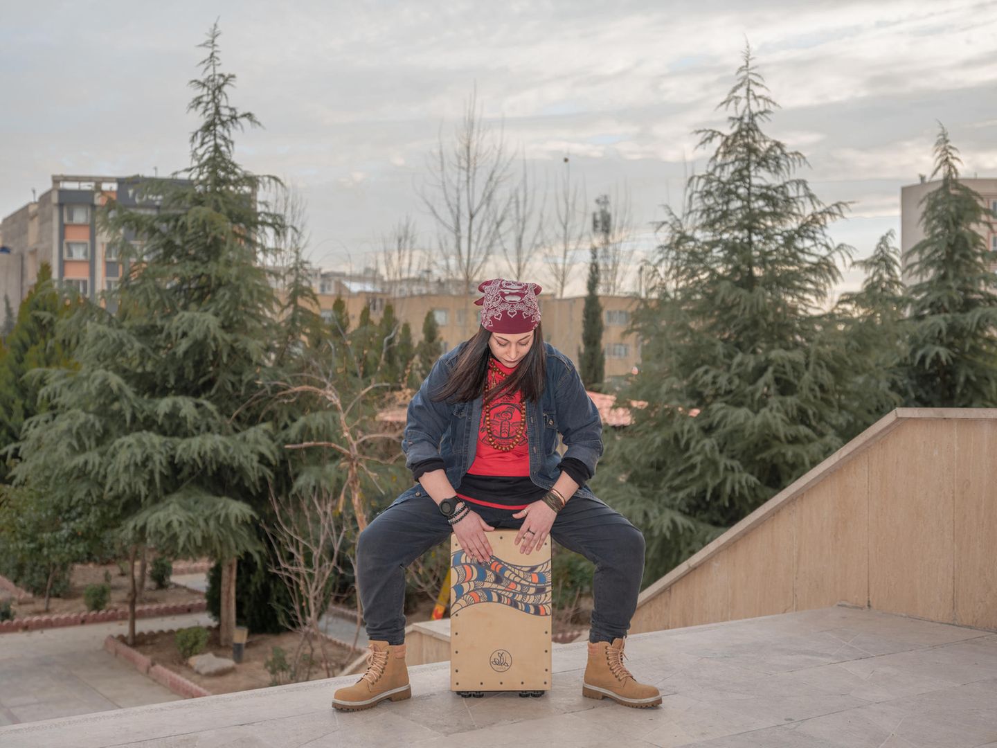 Iran: Eine Frau spielt Cajon in ihrem Garten