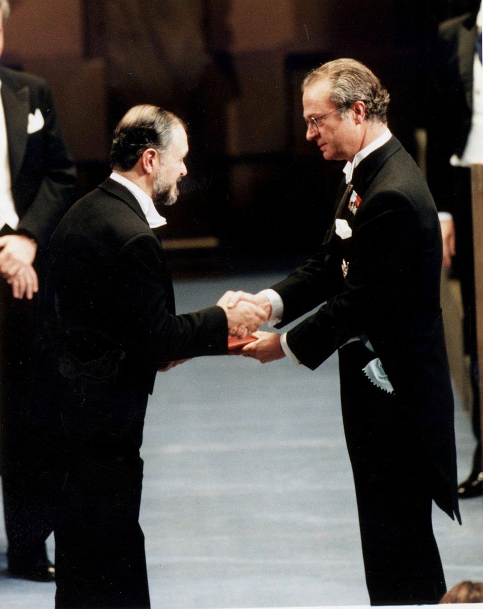 Mario Molina Nobelpreis 1995 erhält Mario Molina den Chemie-Nobelpreis aus der Hand von König Carl Gustav