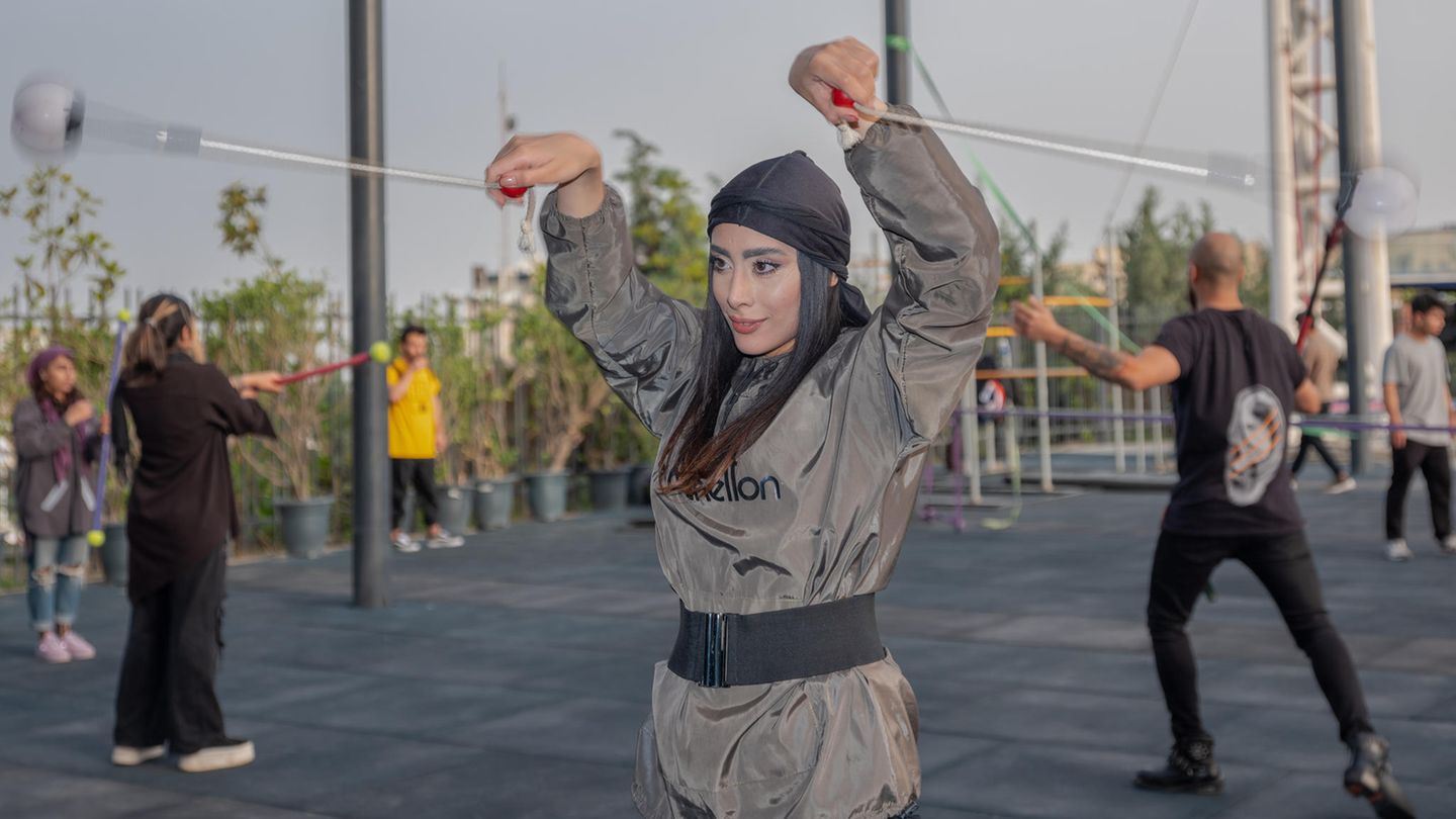 Iran: Eine junge Frau jongliert