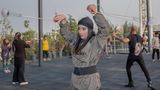 Iran: Eine junge Frau jongliert