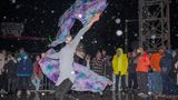 Iran: Eine Frau tanzt mit Tüchern