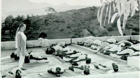 Indra Devi beim Yoga-Unterricht in Bangalore, Indien
