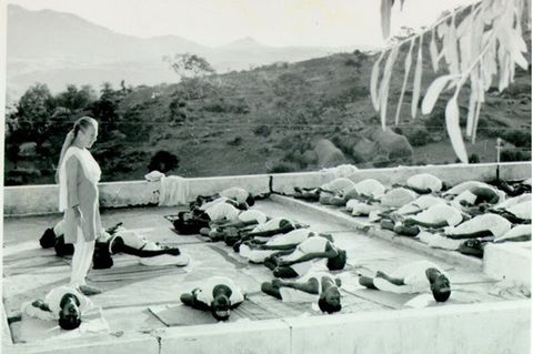 Indra Devi beim Yoga-Unterricht in Bangalore, Indien
