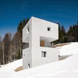 Bei dem Entwurf zu diesem Haus war es dem Architekten-Duo Bernhard und Stefan Marte besonders wichtig, die Landschaft nicht zu verändern. Das Grundstück misst 485 Quadratmeter, während das Haus nur 87 Quadratmeter an Wohnfläche bietet. Das turmähnliche Gebäude hat eine Grundfläche von 43 Quadratmetern und wurde 2011 errichtet. Der Bau aus rauem Beton öffnet sich seiner Umgebung durch quadratische, unterschiedlich große Fenster. Im Inneren herrscht ein strenger Materialmix aus rohen Betonwänden und unbehandelten Eichenböden. 