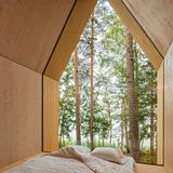 16 Quadratmeter. Das ist alles, was man der Ansicht des deutschen Architekten Martin Lukasczyk an Raum zum Leben braucht. Seine Konstruktion aus Brettsperrholz mit einer Verkleidung aus sibirischer Lärche wurde auf der Halbinsel Nunnanniemi im Osten Finnlands errichtet, unweit der russischen Grenze. "Kynttilä richtet sich ganz nach dem Zen, das nichts bietet und voraussetzt", erklärt der Architekt sein Konzept. 