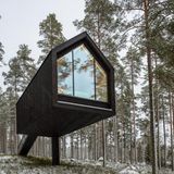 Dieses Modell ist kein privates Haus, sondern Teil des Kivijärvi Resorts. Wegen des Salamajärvi-Nationalparks musste es sorgfältig geplant werden, um die Natur zu schonen. Die Architekten entschieden sich für drei Unterkunftsvarianten. Der hier gezeigte Prototyp ist vom Boden angehoben. Das Bauwerk balanciert auf einem einzigen Pfeiler. Durch das raumhohe Fenster lässt sich die Landschaft überblicken. 