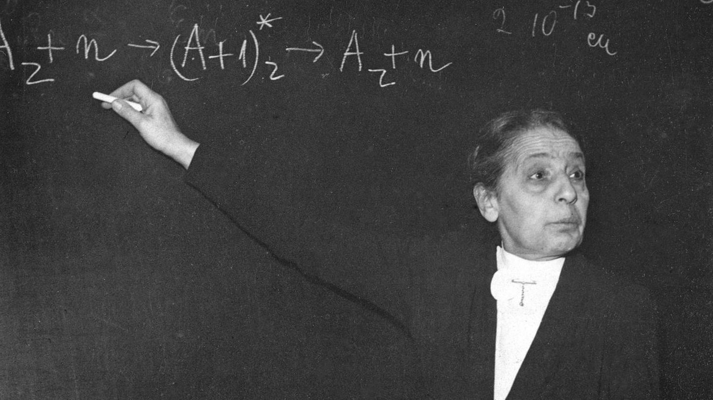 Lise Meitner: Die Physikerin Lise Meitner steht an einer Tafel