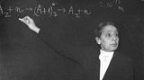Lise Meitner steht an einer Tafel