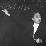 Lise Meitner steht an einer Tafel