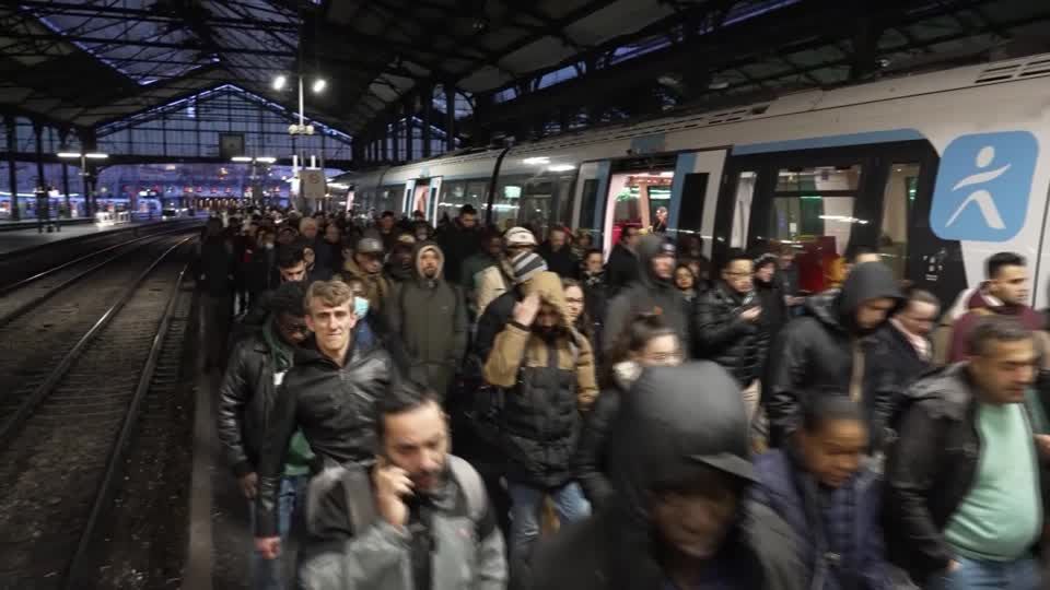 Video: Streik gegen Rentenreform legt Zugverkehr in Frankreich lahm