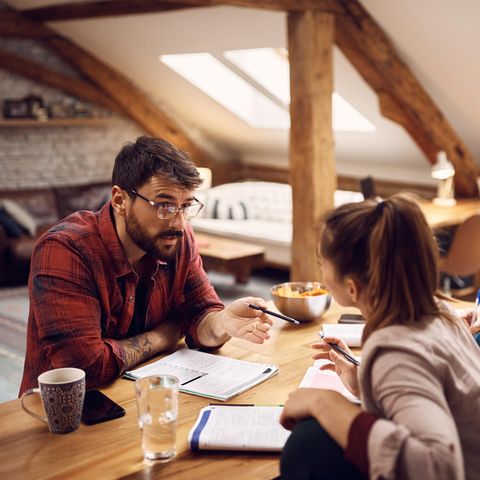 Wohnungsmarkt_ Wohngemeinschaft sitzt gemeinsam am Tisch